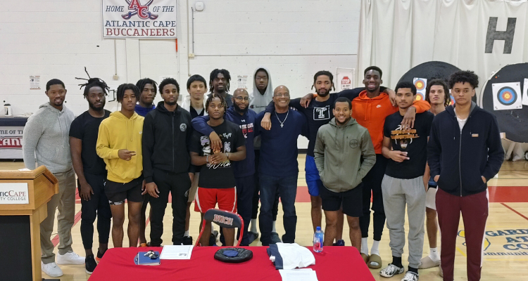 Leonard Hayes and Atlantic Cape Men's Basketball team