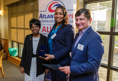 Dr. Ananda Davis-Wright receives her Distinguished Alumni Award