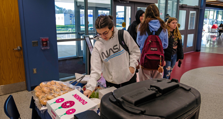 Students enjoy breakfast during Food 4 Finals