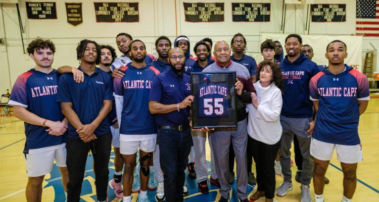 Atlantic Cape's Men's Basketball team with former Head Coach and honoree Bobby Royal, Sr.